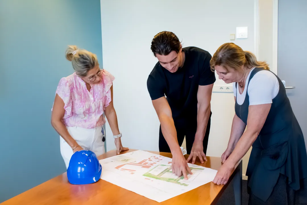 collega's beoordelen een bouwtekening