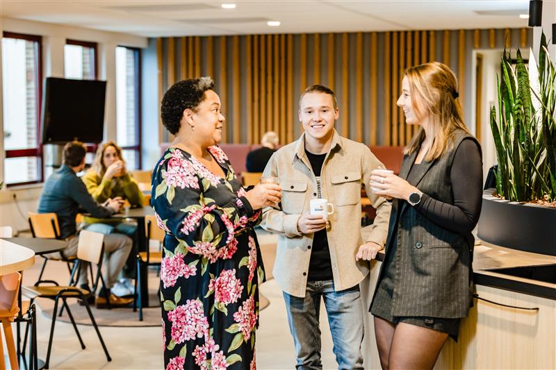 Medewerkers in werkcafé Medewerkers in werkcafé