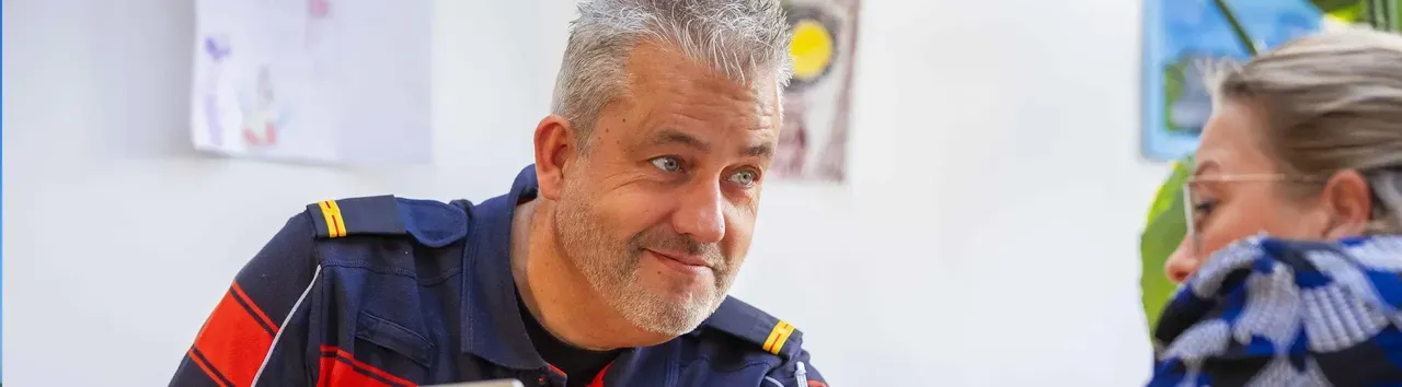 lachende brandweerman