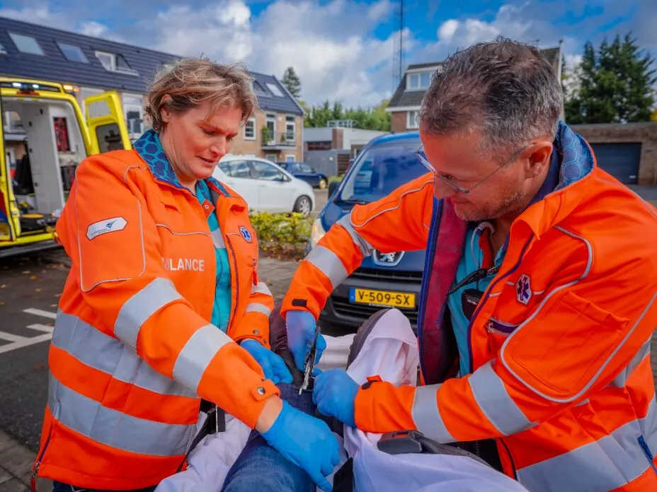 Ambulancemensen aan het werk