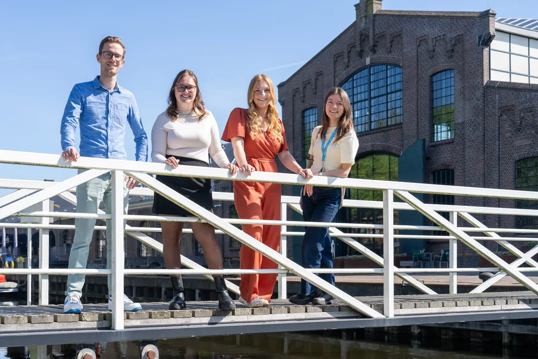4 personen op brug