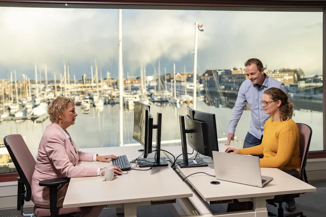 Medewerkers met haven op de achtergrond