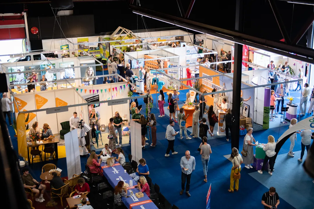 Bovenaanzicht van een markt met stands en mensen