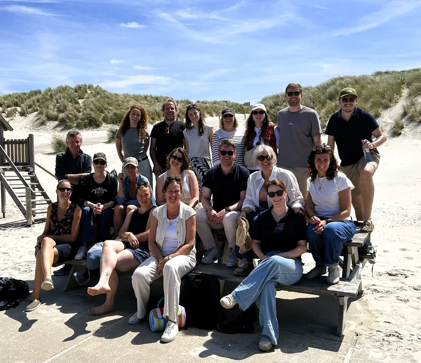Teamfoto op het strand