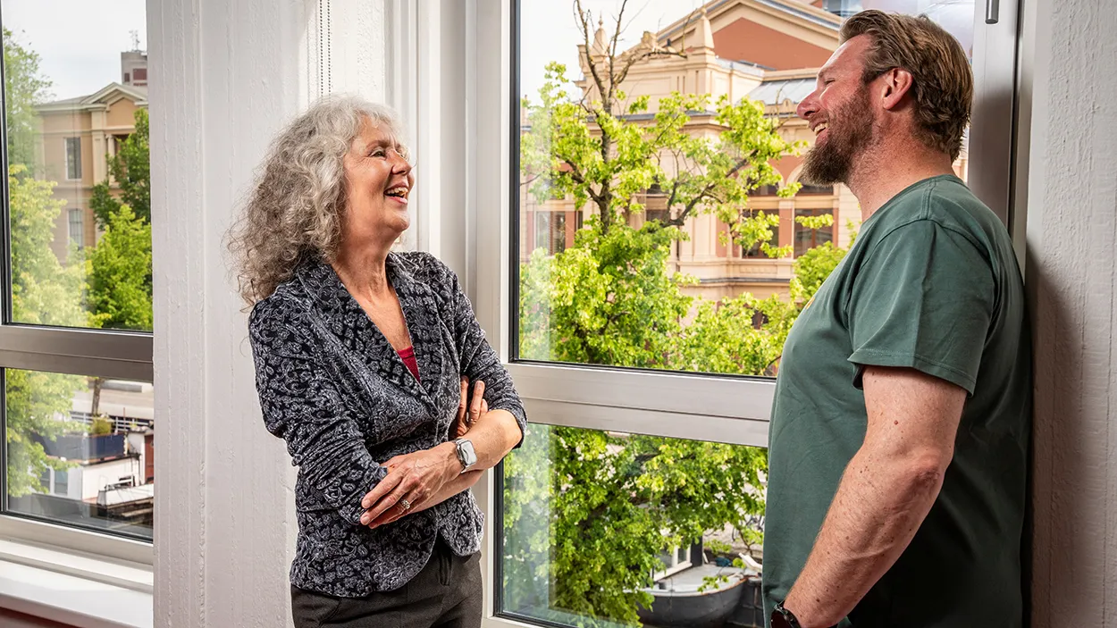 Lachende man en vrouw Lachende man en vrouw