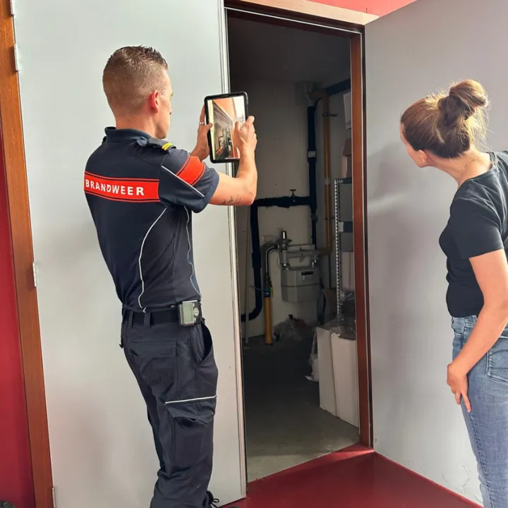 Marijn Visser tijdens controle in brandweeruniform Marijn Visser tijdens controle in brandweeruniform