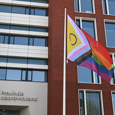 Provincie gebouw met vlag