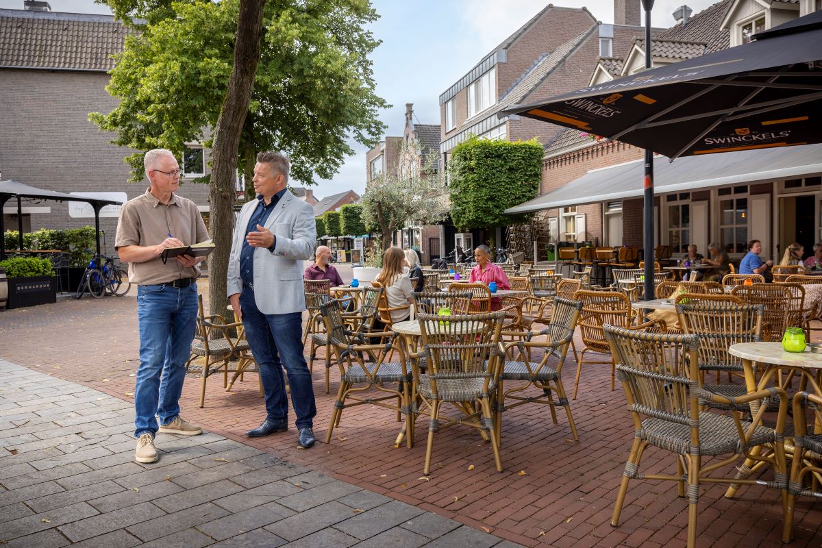 Twee personen overleggen op het gezellige terras op de Markt in Deurne